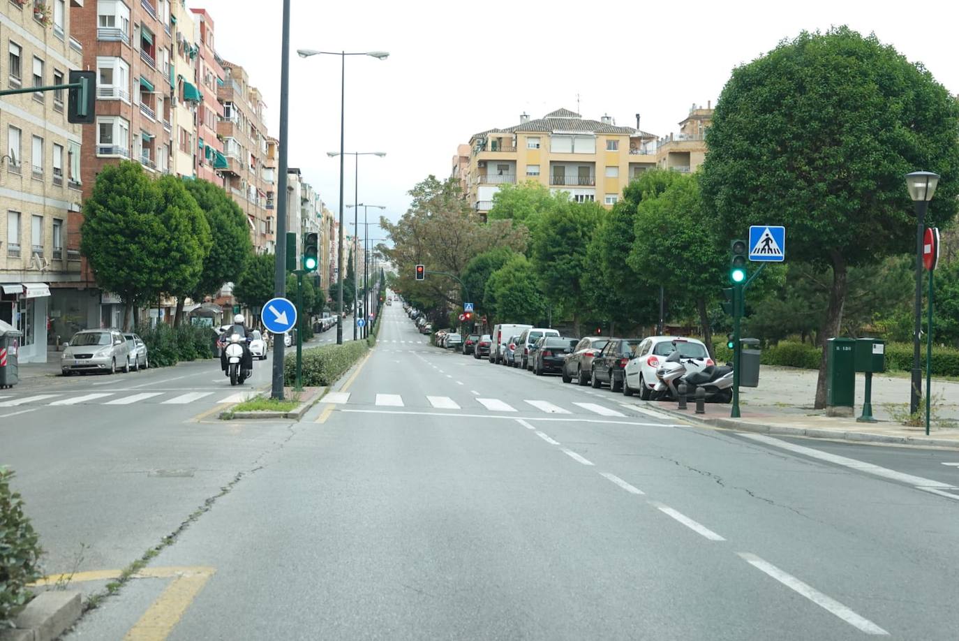 Reducido tráfico en las principales calles de la ciudad y largas colas con distancia para entrar a los supermercados 