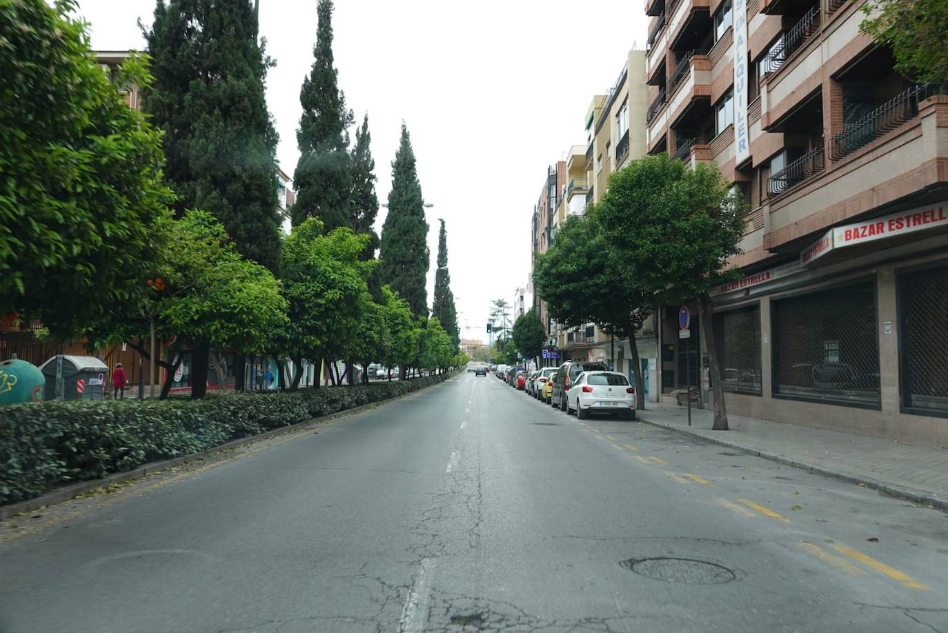 Reducido tráfico en las principales calles de la ciudad y largas colas con distancia para entrar a los supermercados 