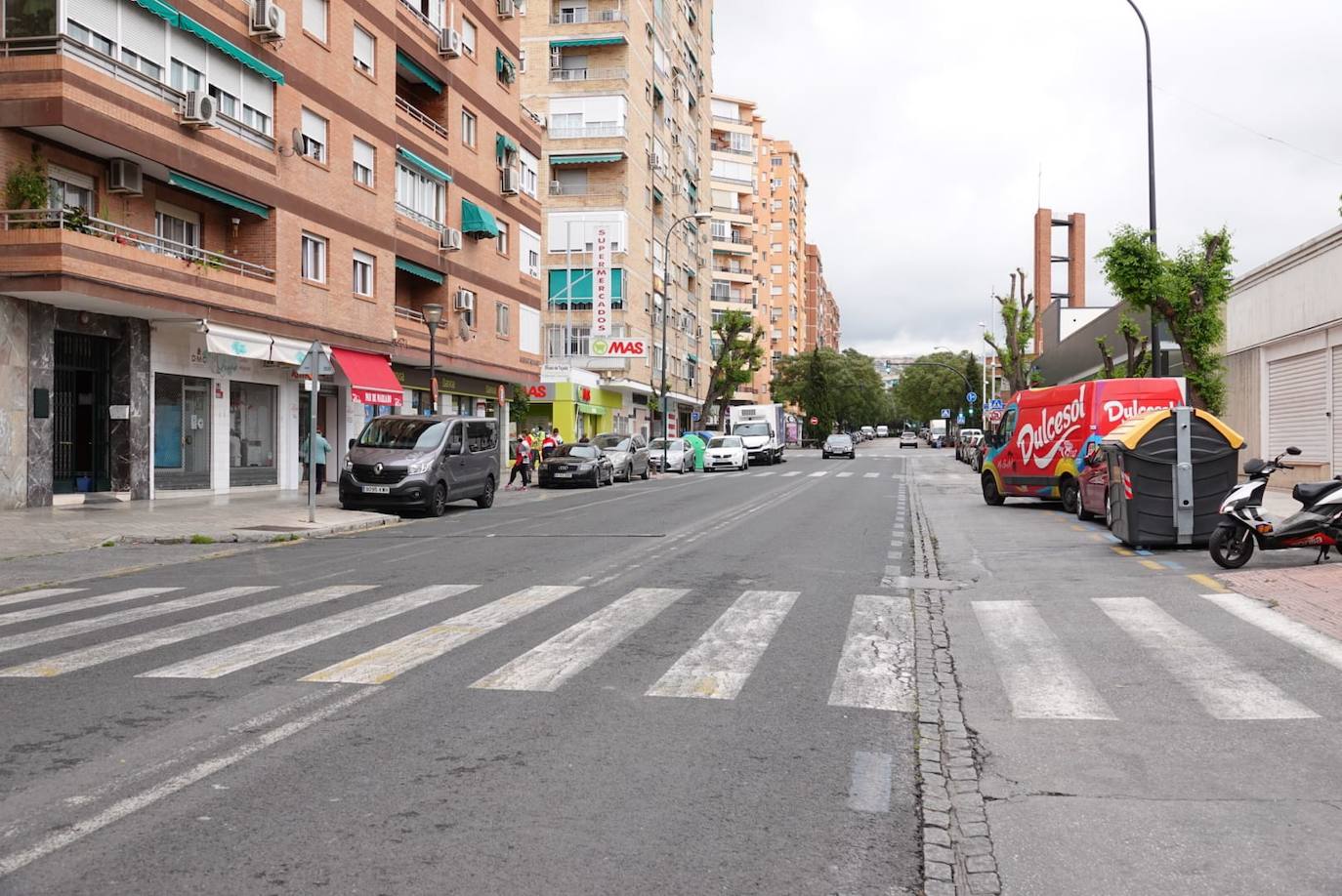 Reducido tráfico en las principales calles de la ciudad y largas colas con distancia para entrar a los supermercados 