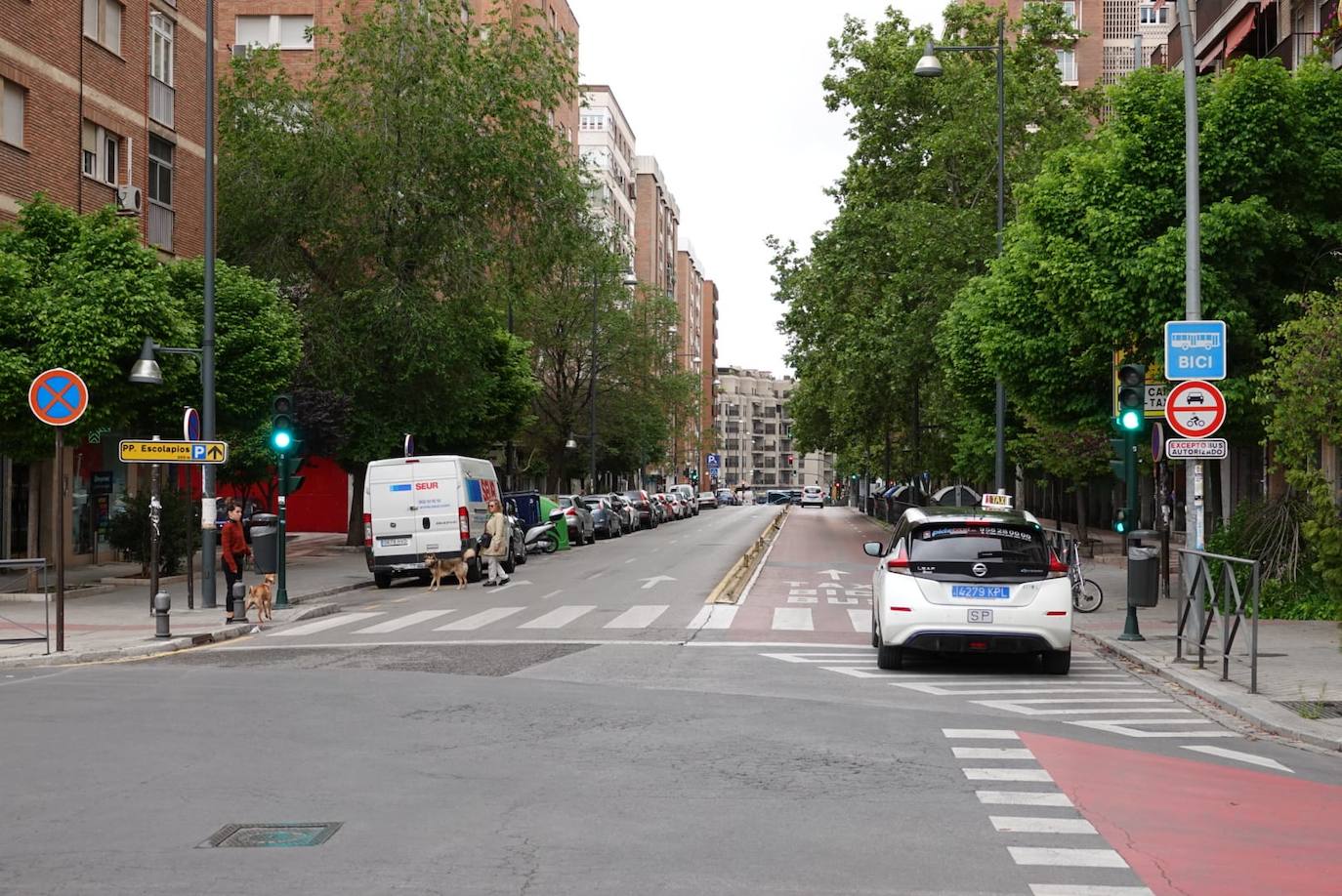 Reducido tráfico en las principales calles de la ciudad y largas colas con distancia para entrar a los supermercados 