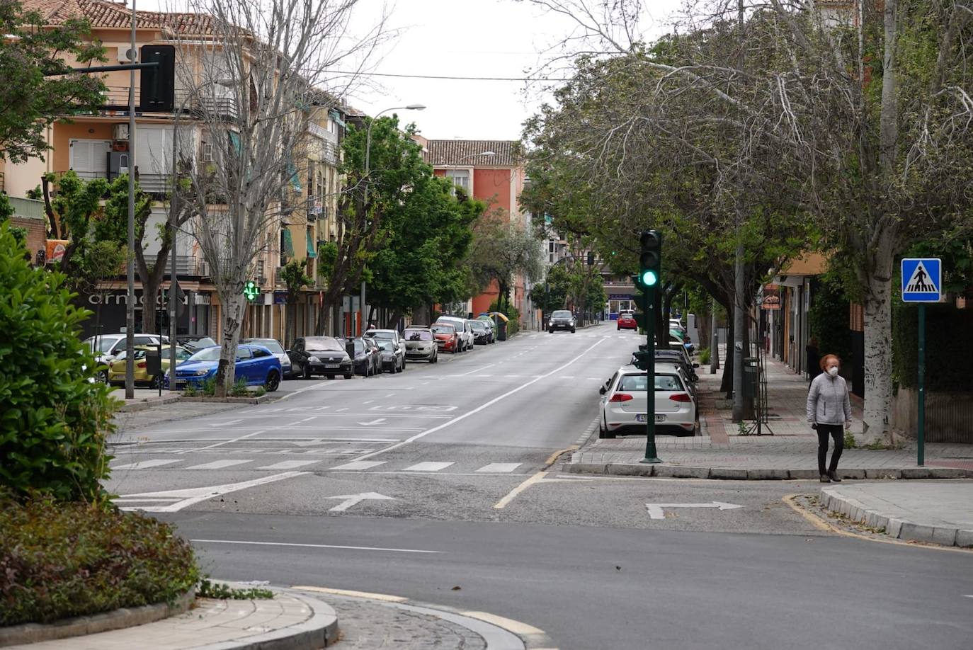 Reducido tráfico en las principales calles de la ciudad y largas colas con distancia para entrar a los supermercados 