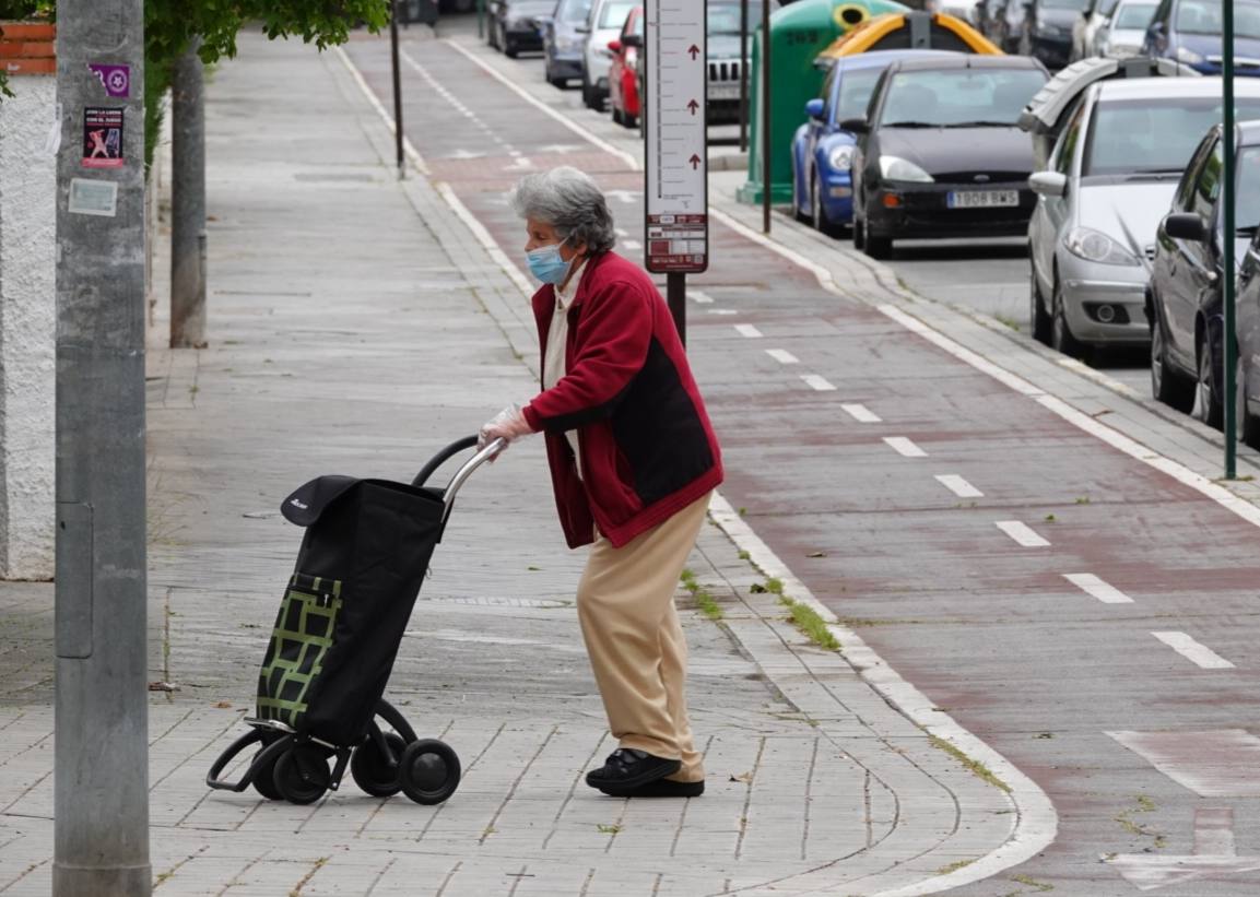 Reducido tráfico en las principales calles de la ciudad y largas colas con distancia para entrar a los supermercados 