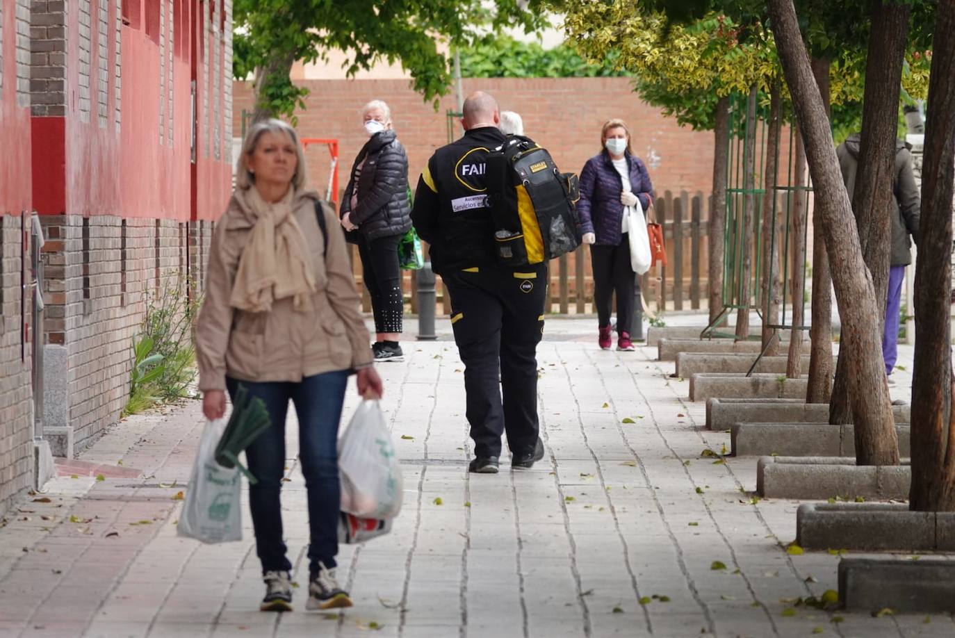 Reducido tráfico en las principales calles de la ciudad y largas colas con distancia para entrar a los supermercados 