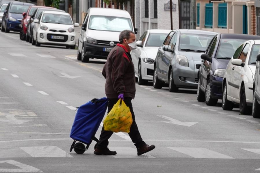 Reducido tráfico en las principales calles de la ciudad y largas colas con distancia para entrar a los supermercados 