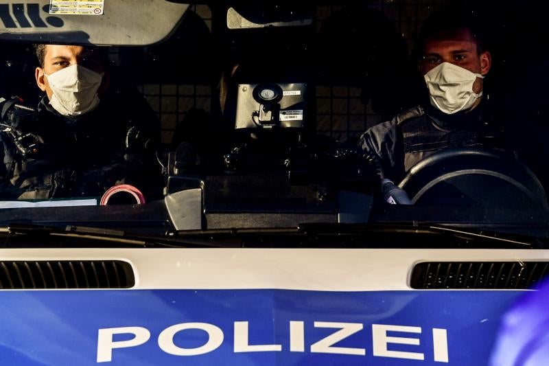 Policías alemanes en la localidad de Dresde.
