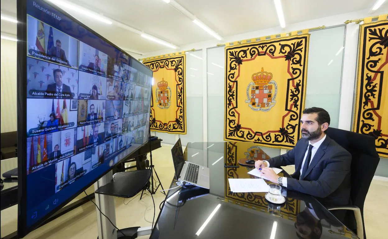 El alcalde de Almería, Ramón Fernández-Pacheco, participó ayer en una reunión con el presidente del Gobierno de España.