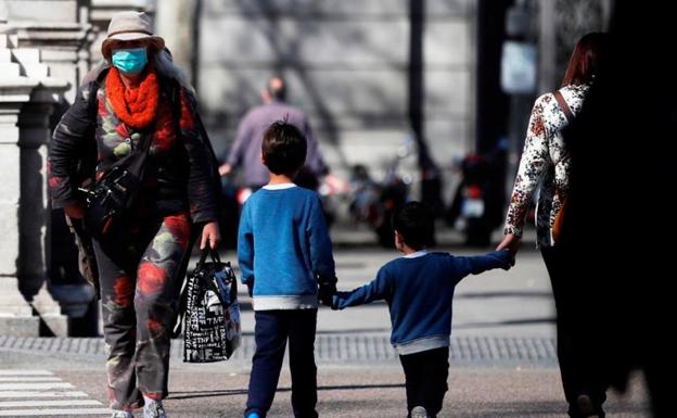 Los niños de hasta 12 años saldrán a la calle acompañados, a dar «paseos cortos y sin ir a los parques»