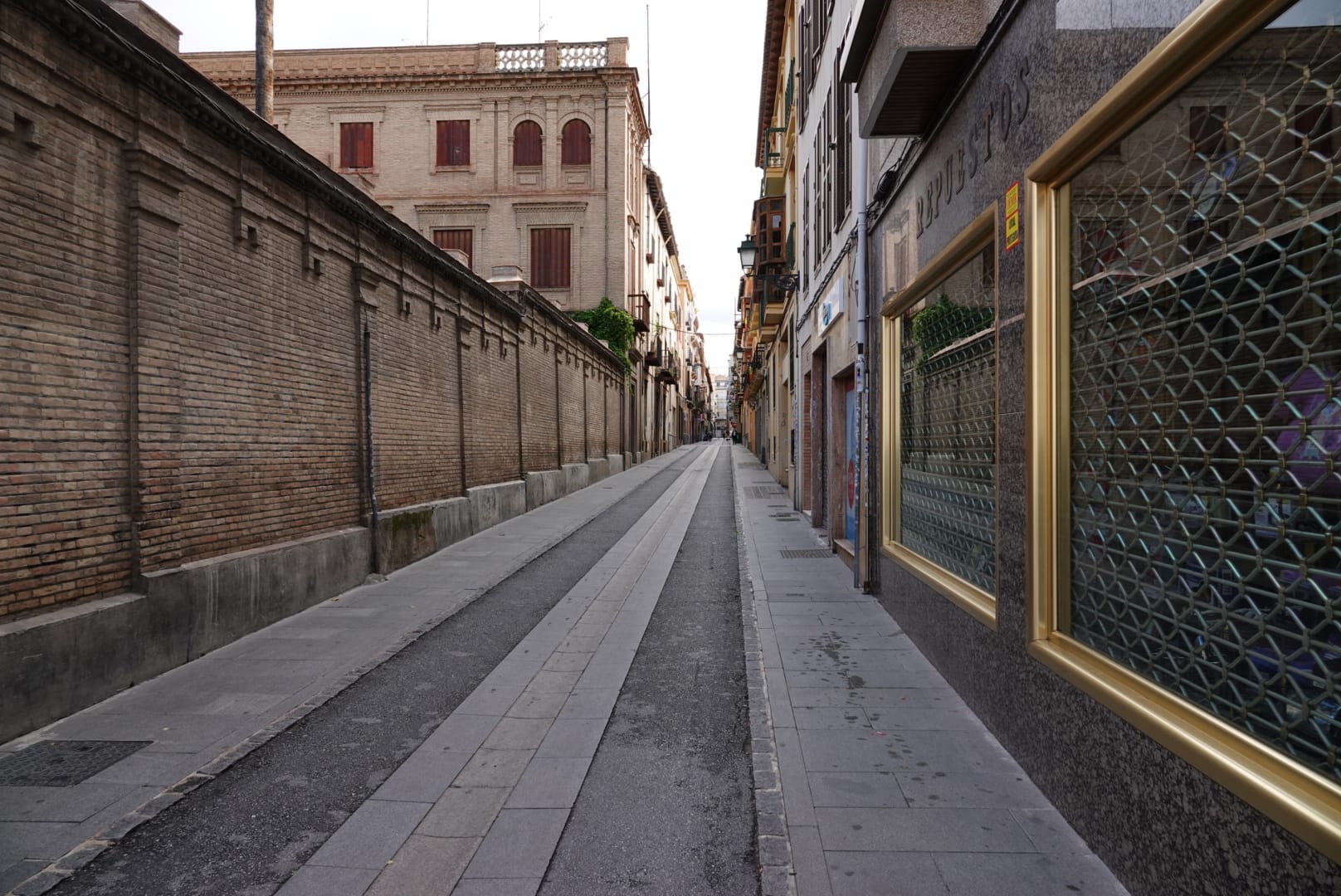 La capital vive un nuevo día de cuarentena con apenas unas personas circulando por sus vías