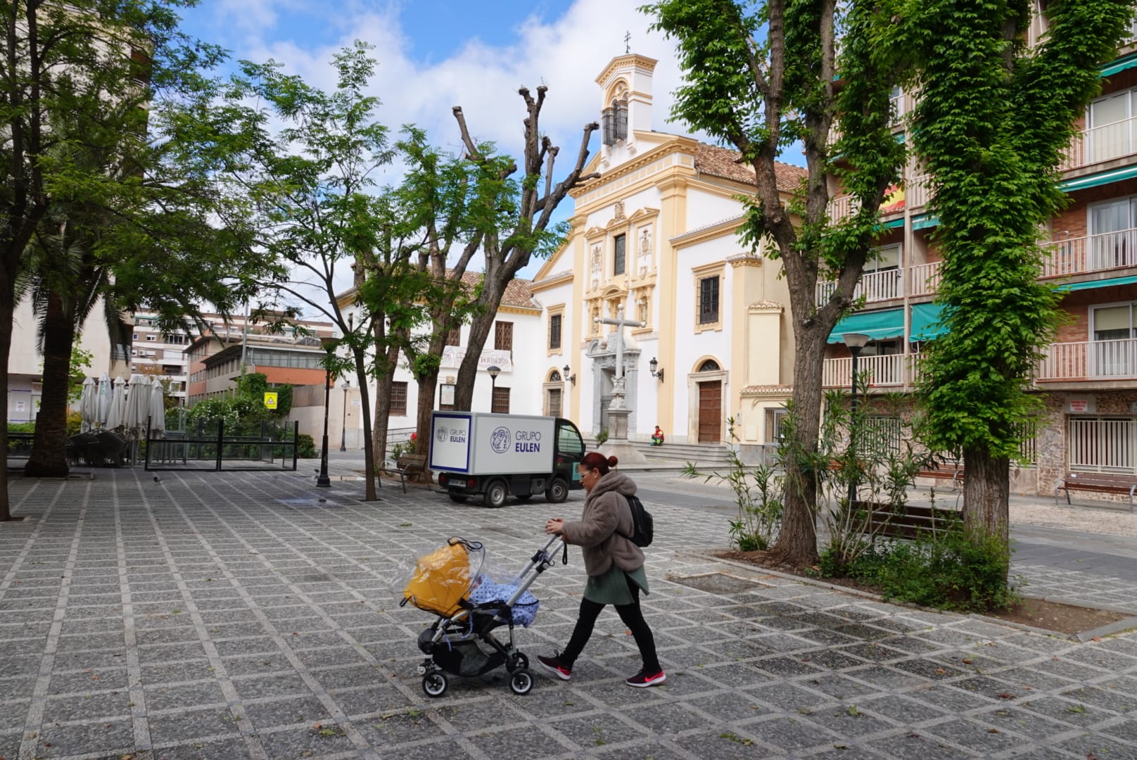 La capital vive un nuevo día de cuarentena con apenas unas personas circulando por sus vías