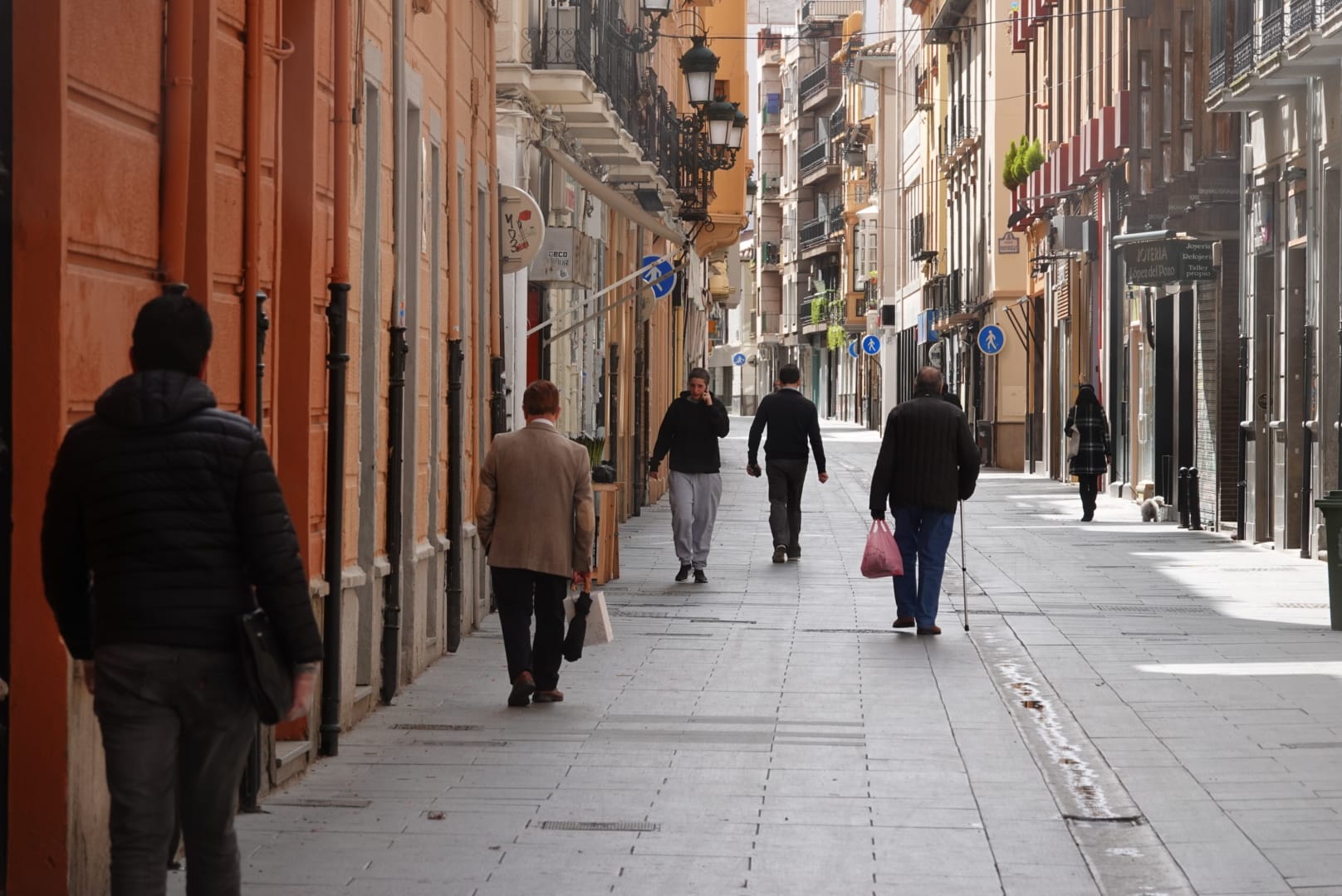 La capital vive un nuevo día de cuarentena con apenas unas personas circulando por sus vías