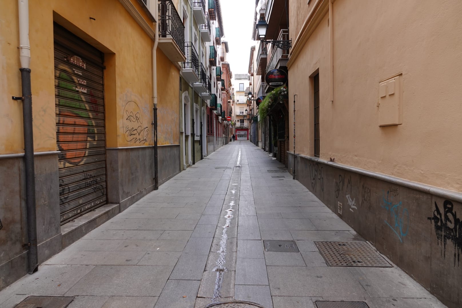 La capital vive un nuevo día de cuarentena con apenas unas personas circulando por sus vías