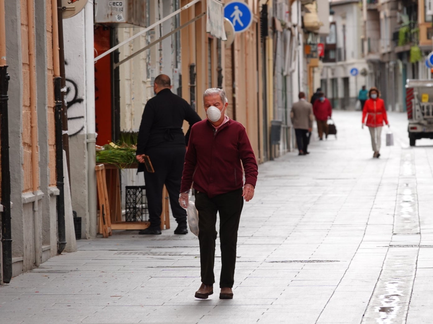 La capital vive un nuevo día de cuarentena con apenas unas personas circulando por sus vías