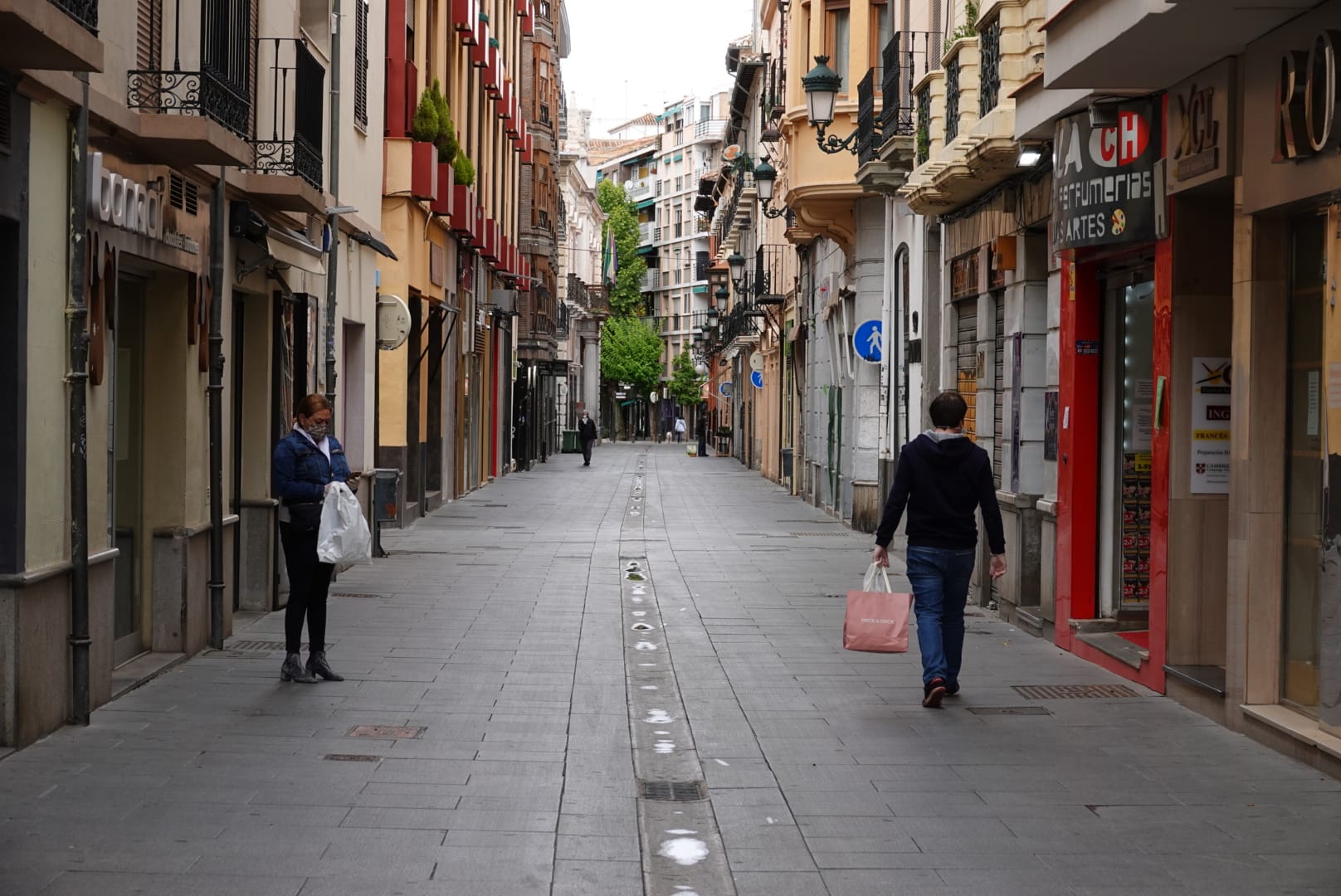 La capital vive un nuevo día de cuarentena con apenas unas personas circulando por sus vías