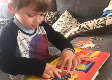 Imagen secundaria 1 - Niños participantes en el concurso 'Yo me quedo en casa leyendo'.