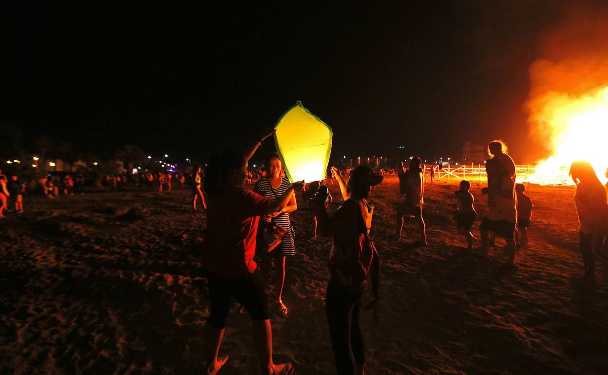 Cientos de personas se reúnen cada año en la playa para celebrar San Juan.