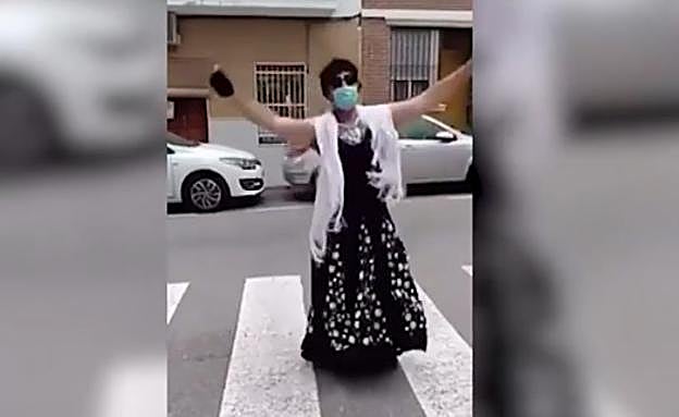 Se salta el confinamiento disfrazado con un vestido de sevillana y cantando en plena calle para celebrar la feria de abril