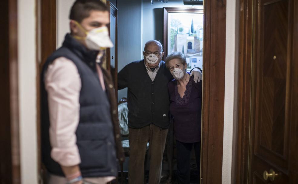 Pepe y Paquita ven cómo se marcha Francisco, voluntario de la Borriquilla, tras llevarles la compra.