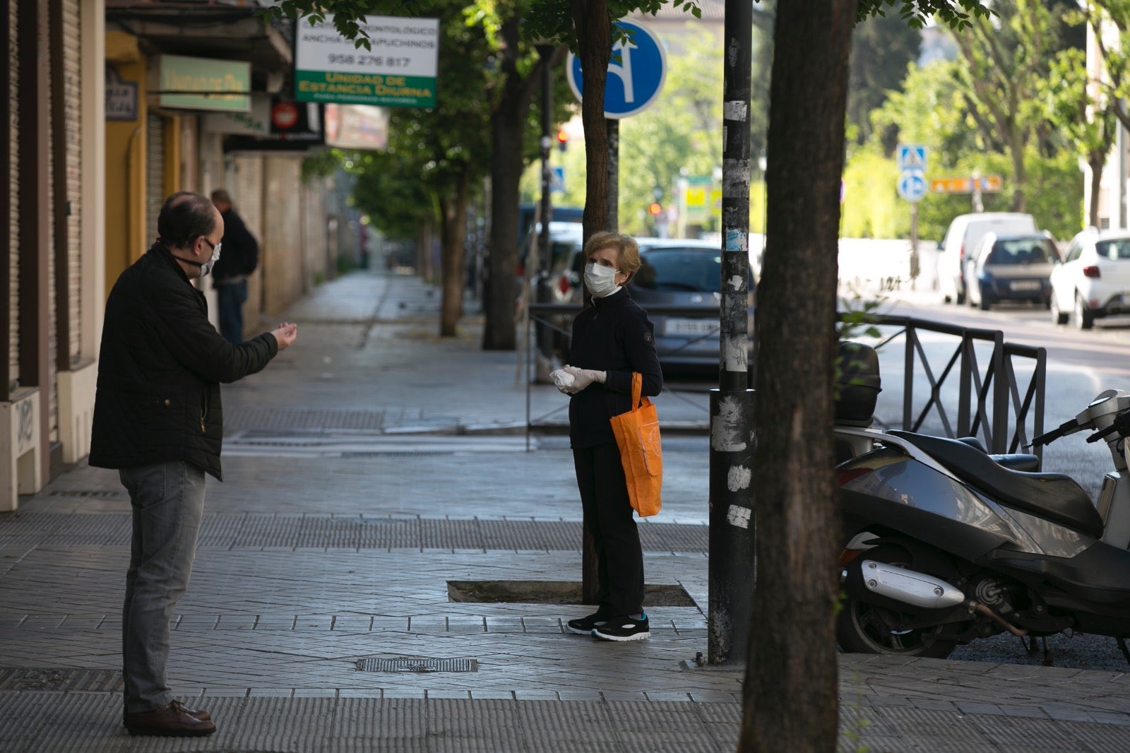 Este miércoles de cuarentena los granadinos tratan de hacer vida normal en una ciudad desértica