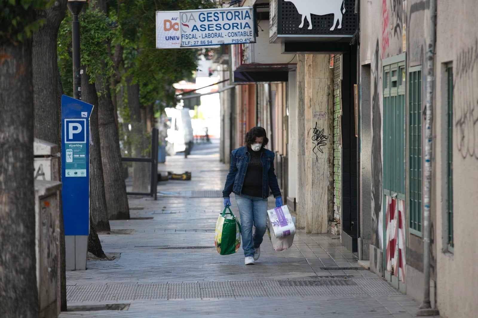 Este miércoles de cuarentena los granadinos tratan de hacer vida normal en una ciudad desértica