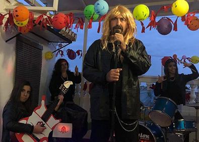 Imagen secundaria 1 - La familia granadina que recrea &#039;First Dates&#039;, el programa de Juan y Medio o el &#039;Bienvenidos&#039; de Miguel Ríos