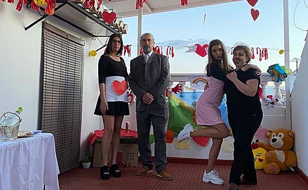 Marina, Antonio Jesús, María y Mari Carmen forman la familia López Sánchez. 