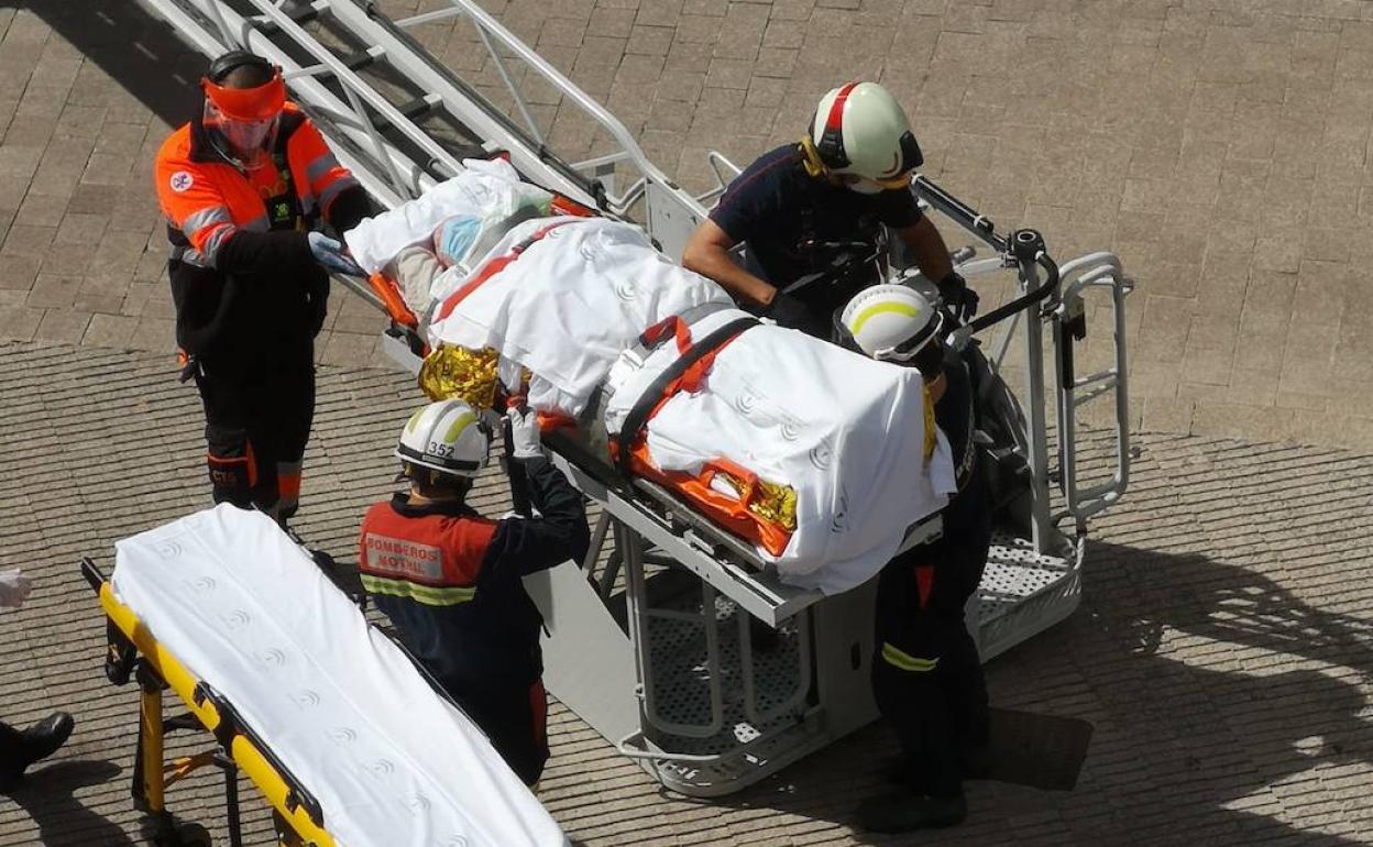 Los Bomberos han sacado a la mujer por una ventana.