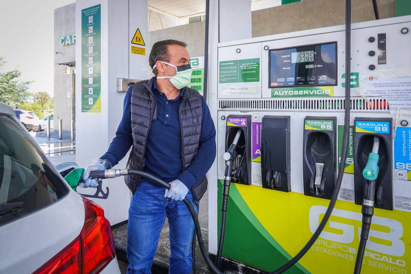 Un cliente reposta gasolinera en una estación de servicio de Granada. 