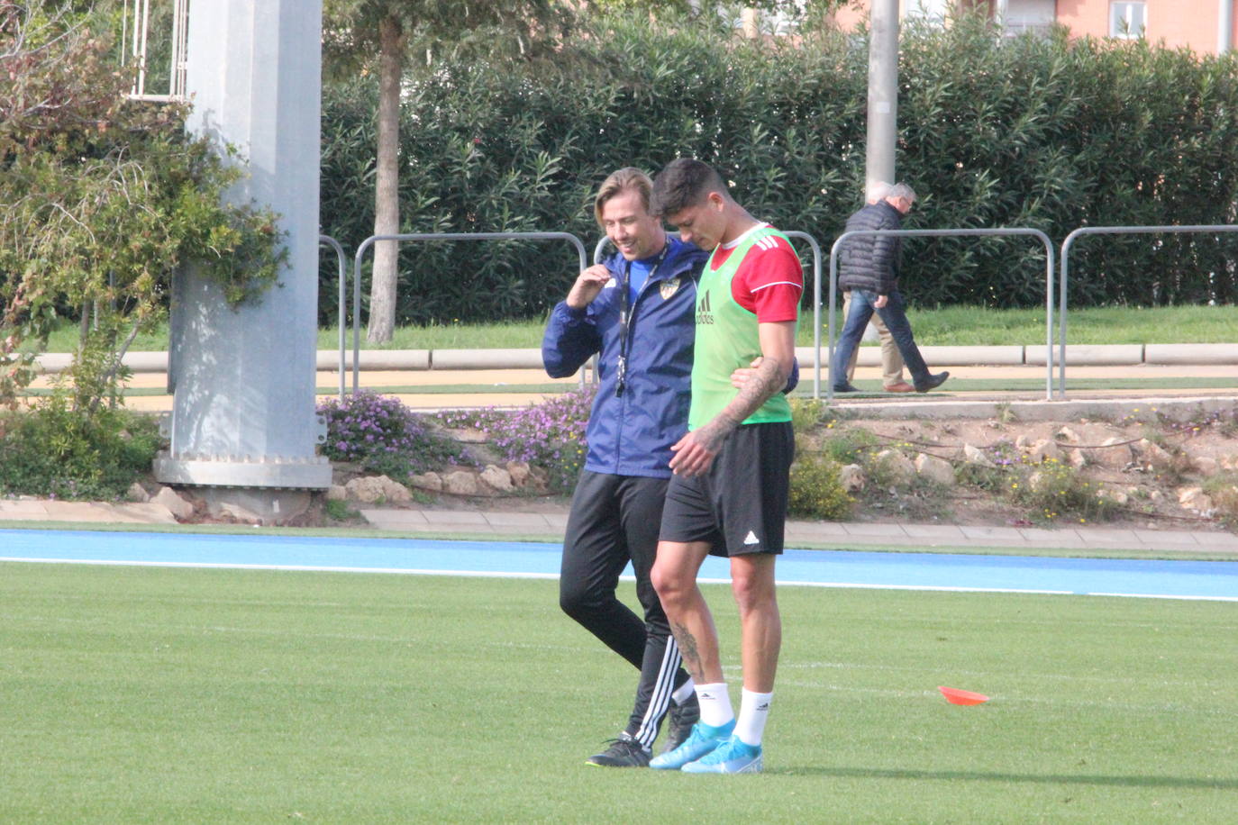 José María Gutiérrez habla con Darwin Núñez, en un entrenamiento en el Anexo. 