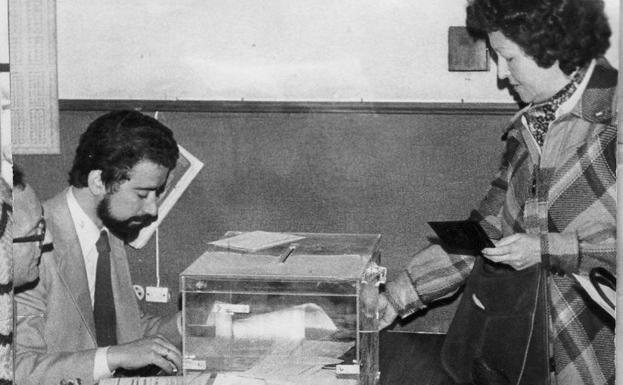 Pilar Palazón, votando en las elecciones de las que salió elegida concejala, en 1979. 