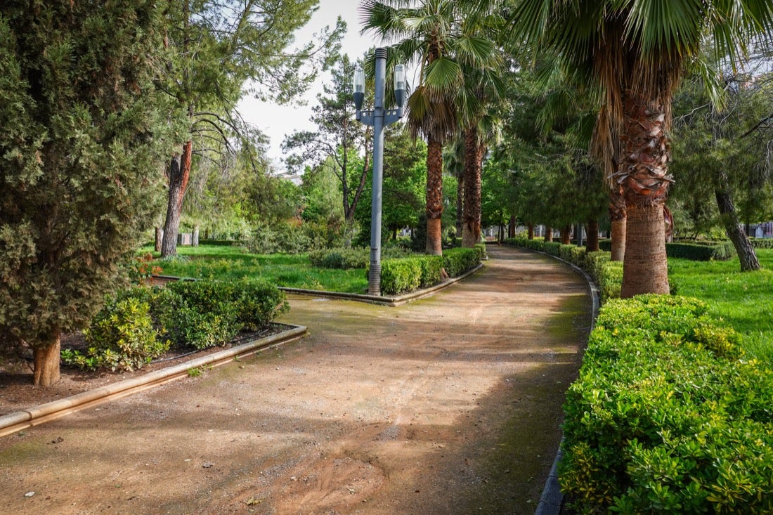 Las flores comienzan a abrirse camino en el Parque García Lorca sin visitantes que puedan disfrutar de ellas por el confinamiento