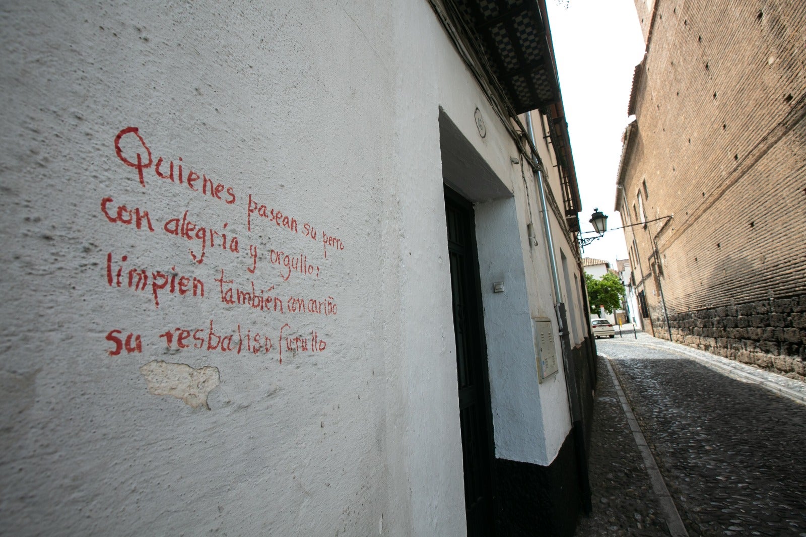 Diferentes poemas en las paredes del barrio recuerdan a los dueños de los canes la importancia de recoger sus heces