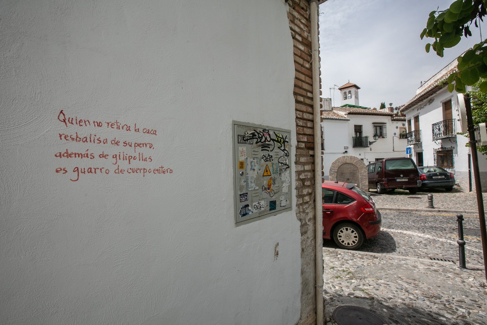 Diferentes poemas en las paredes del barrio recuerdan a los dueños de los canes la importancia de recoger sus heces