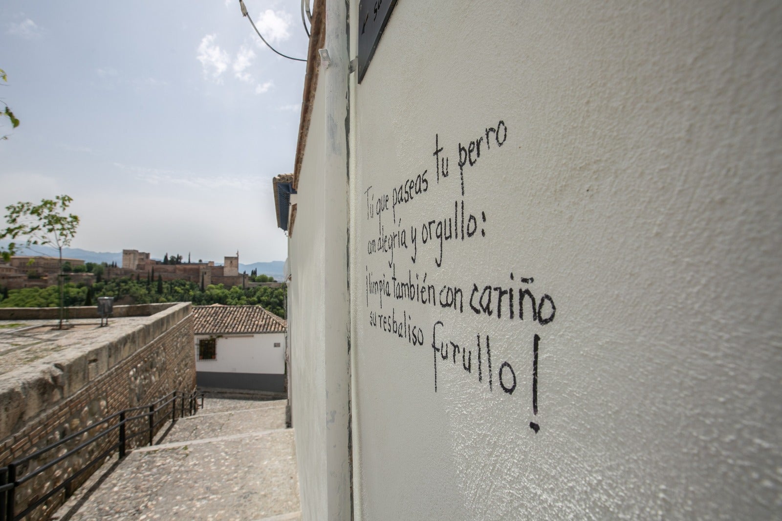 Diferentes poemas en las paredes del barrio recuerdan a los dueños de los canes la importancia de recoger sus heces