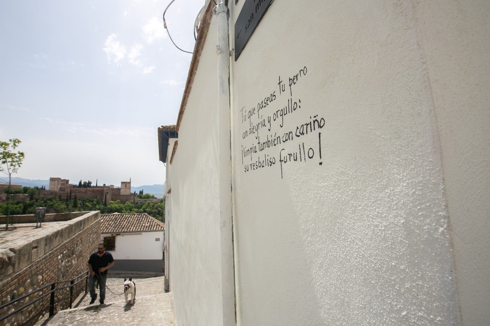 Diferentes poemas en las paredes del barrio recuerdan a los dueños de los canes la importancia de recoger sus heces
