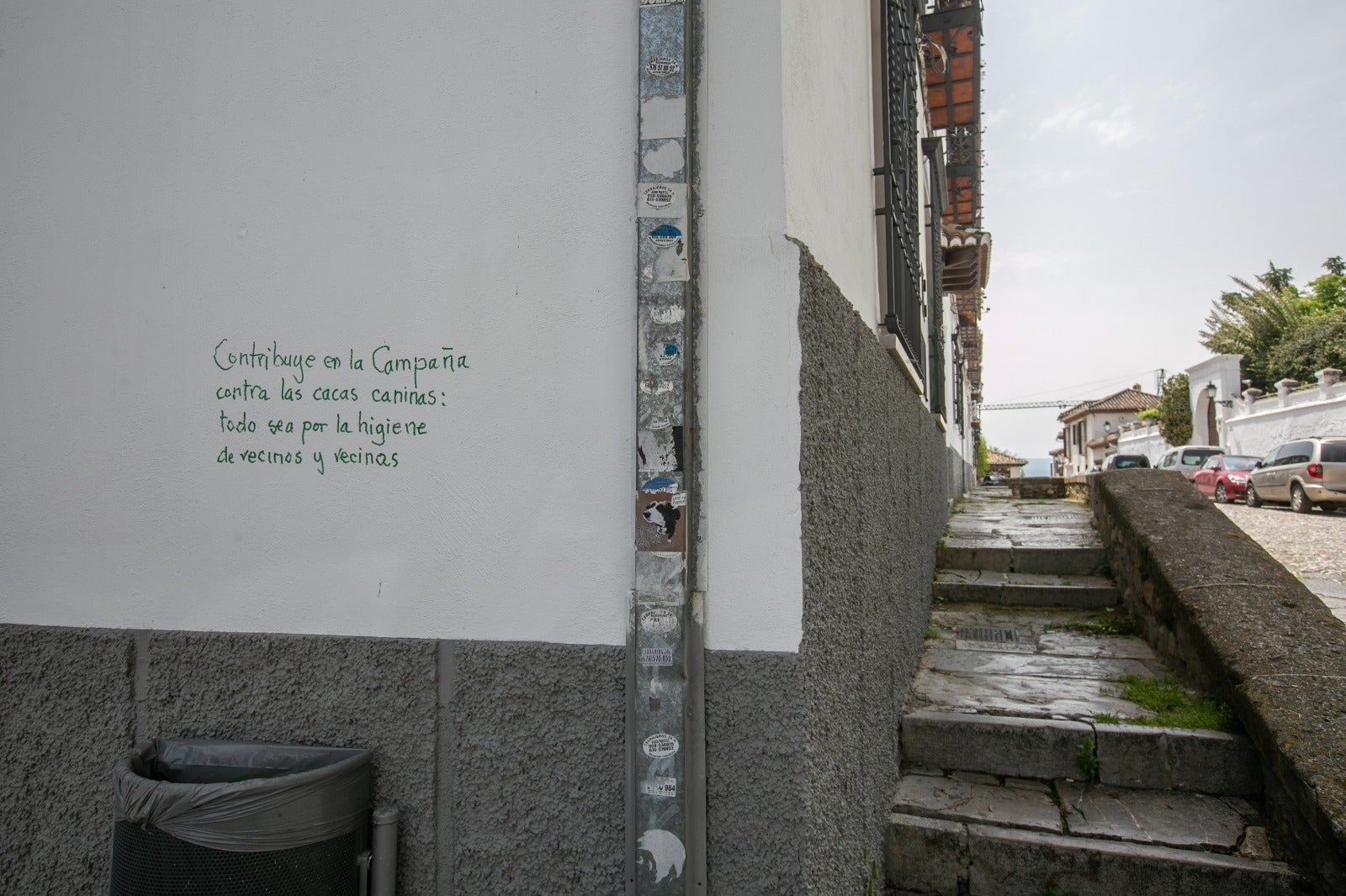 Diferentes poemas en las paredes del barrio recuerdan a los dueños de los canes la importancia de recoger sus heces