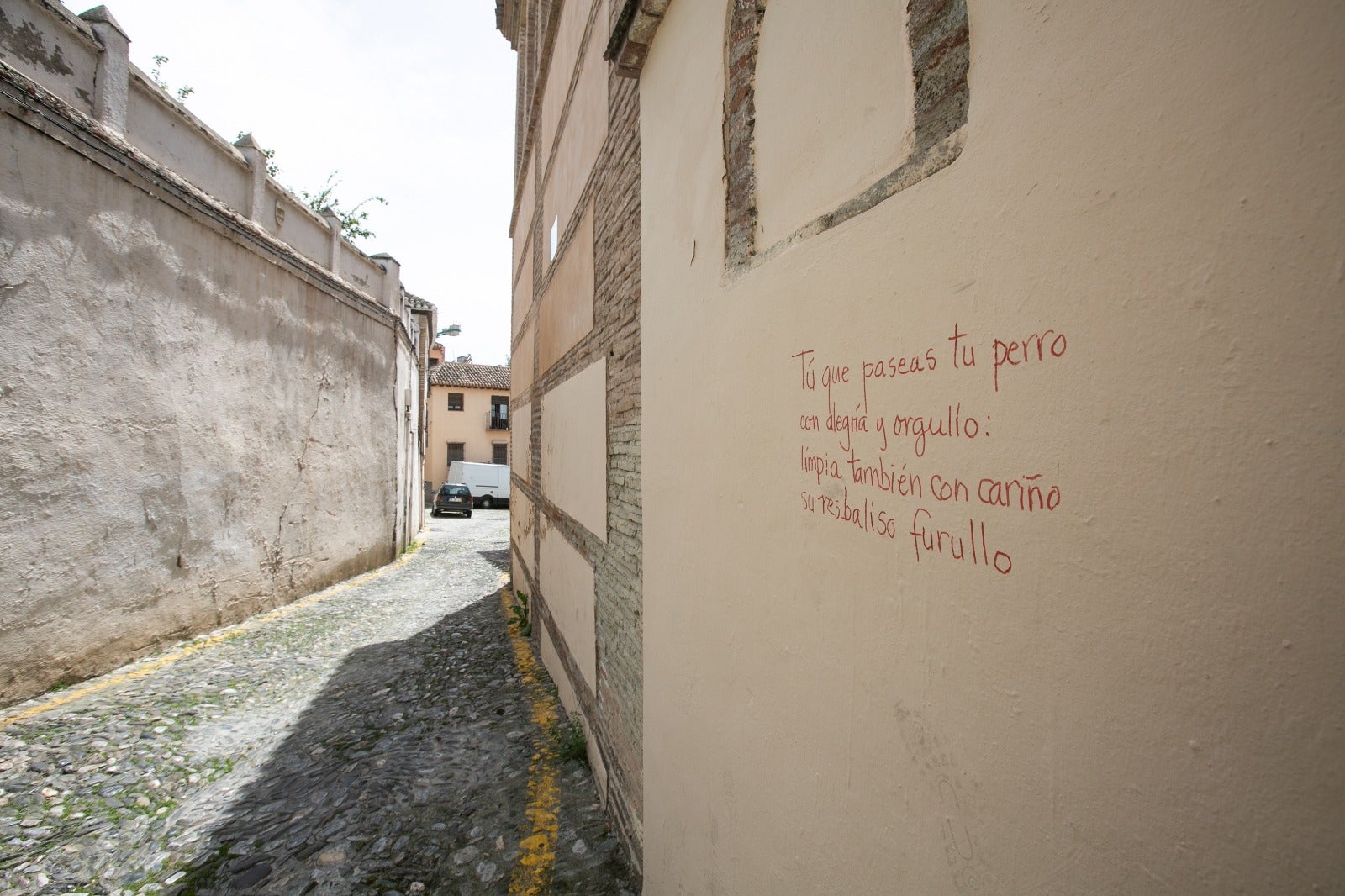 Diferentes poemas en las paredes del barrio recuerdan a los dueños de los canes la importancia de recoger sus heces