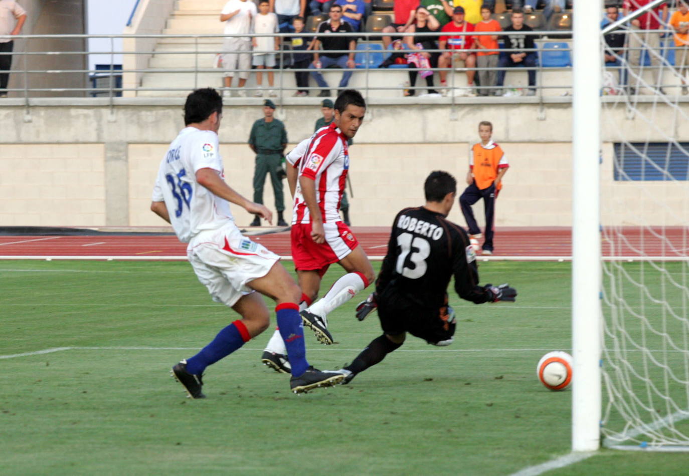 El rojiblanco Francisco supera a Roberto, en el único partido jugado como local lejos de la capital. 