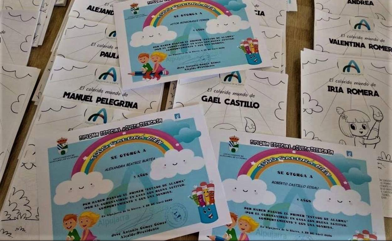 Diplomas y cuentos entregados a los niños de Alpujarra de la Sierra,
