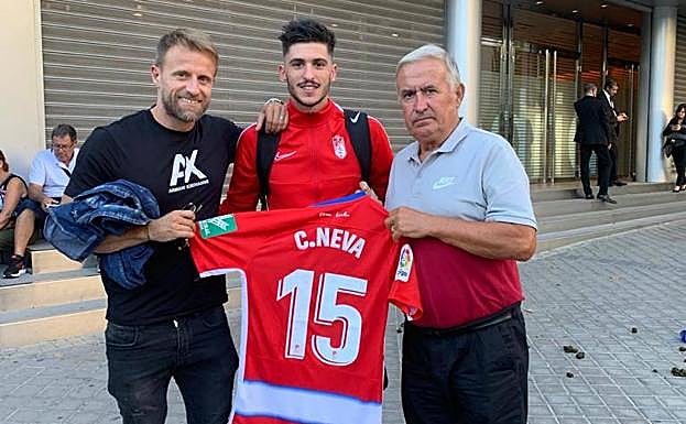 Luis Carlos Fernández (izquierda), junto a Carlos Neva y el propio padre del agente. 