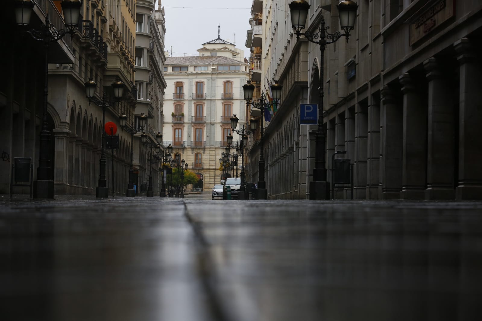 El último sábado sin niños en las calles deja imágenes aún más desiertas de lo habitual por la presencia de lluvia