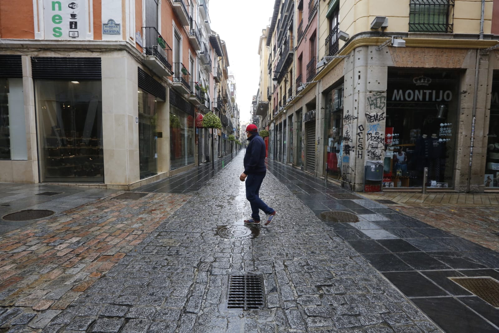El último sábado sin niños en las calles deja imágenes aún más desiertas de lo habitual por la presencia de lluvia