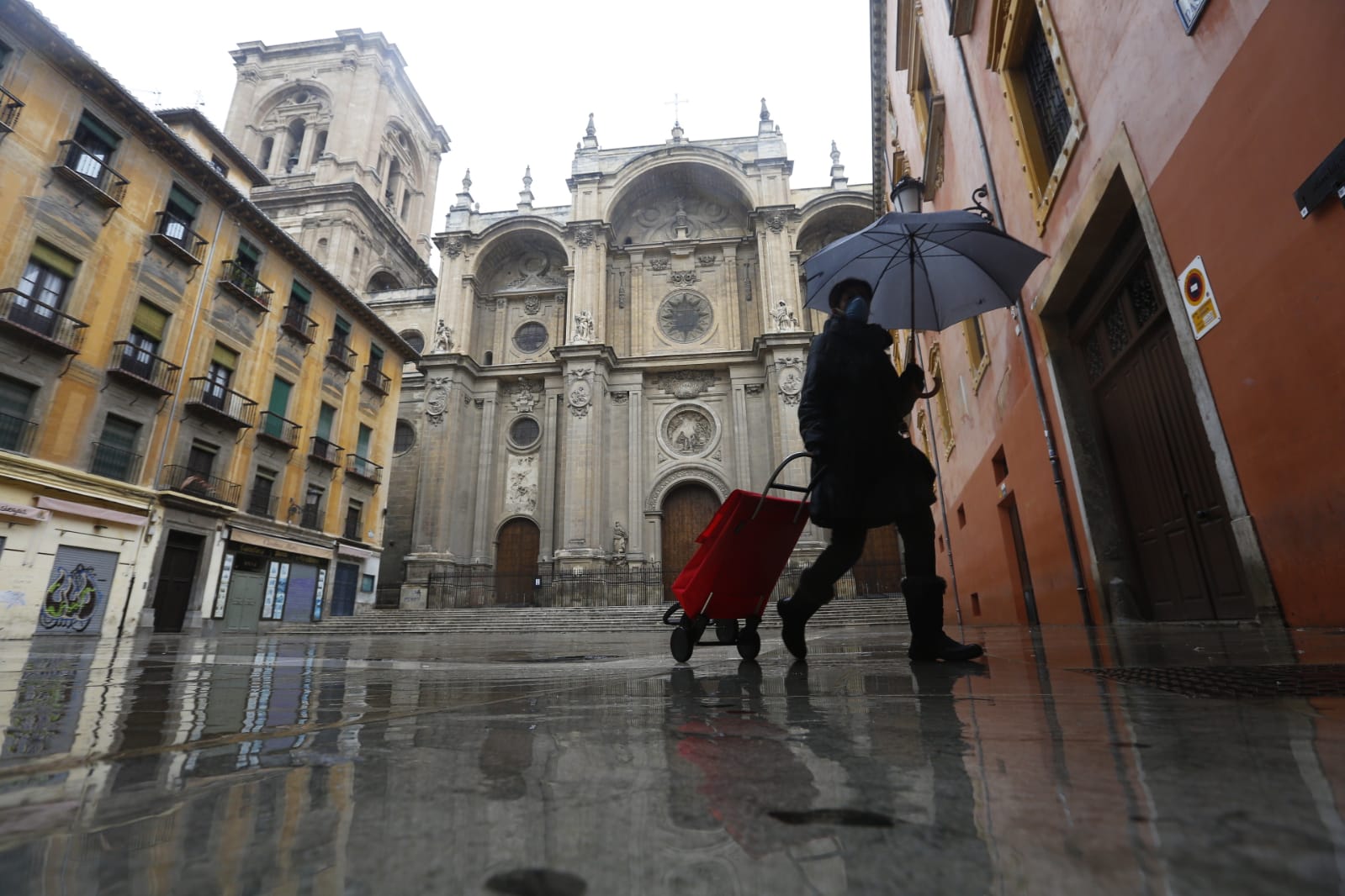 El último sábado sin niños en las calles deja imágenes aún más desiertas de lo habitual por la presencia de lluvia