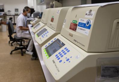 Imagen secundaria 1 - Desde el laboratorio de microbiología del PTS se da servicio a toda la zona sur de la capital y de la provincia de Granada