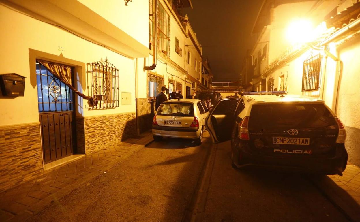 Vehículos policiales en la calle Marina de Haza Grande, donde ha ocurrido el crimen.
