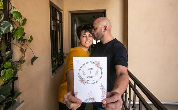 Nazaret y Juan, con la invitación de boda. 