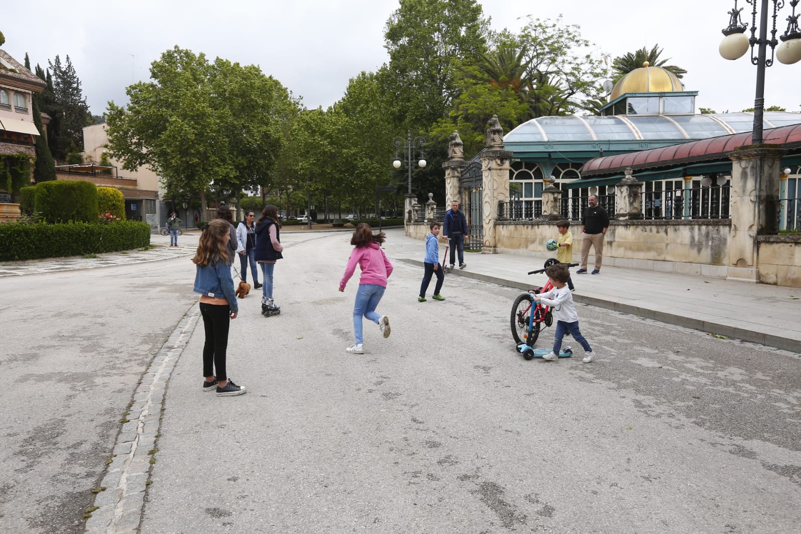 Algunas familias se han animado a salir a primera hora a pesar de la mañana lluviosa que tenemos en la capital