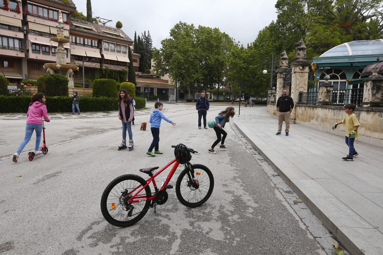 Algunas familias se han animado a salir a primera hora a pesar de la mañana lluviosa que tenemos en la capital