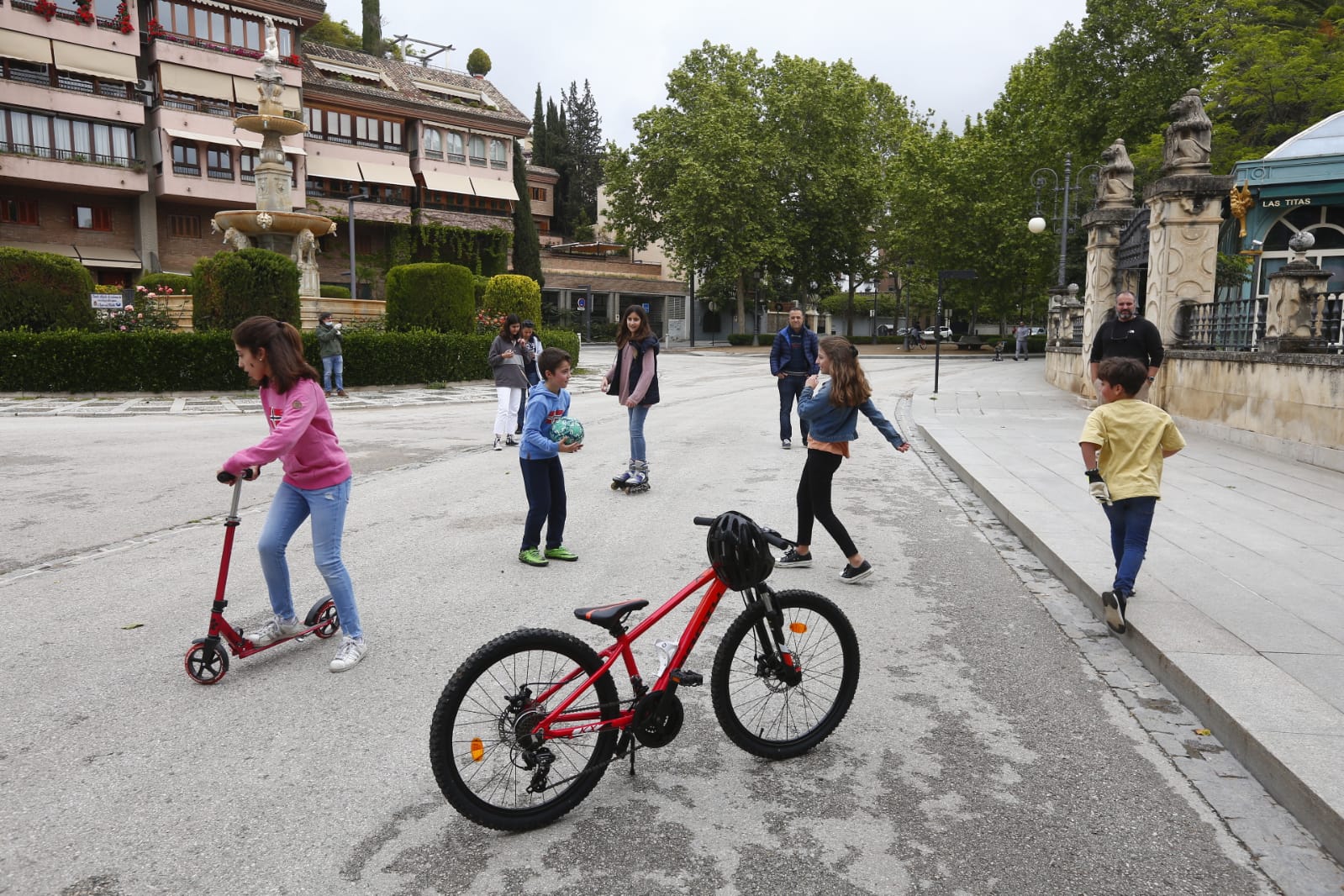 Algunas familias se han animado a salir a primera hora a pesar de la mañana lluviosa que tenemos en la capital