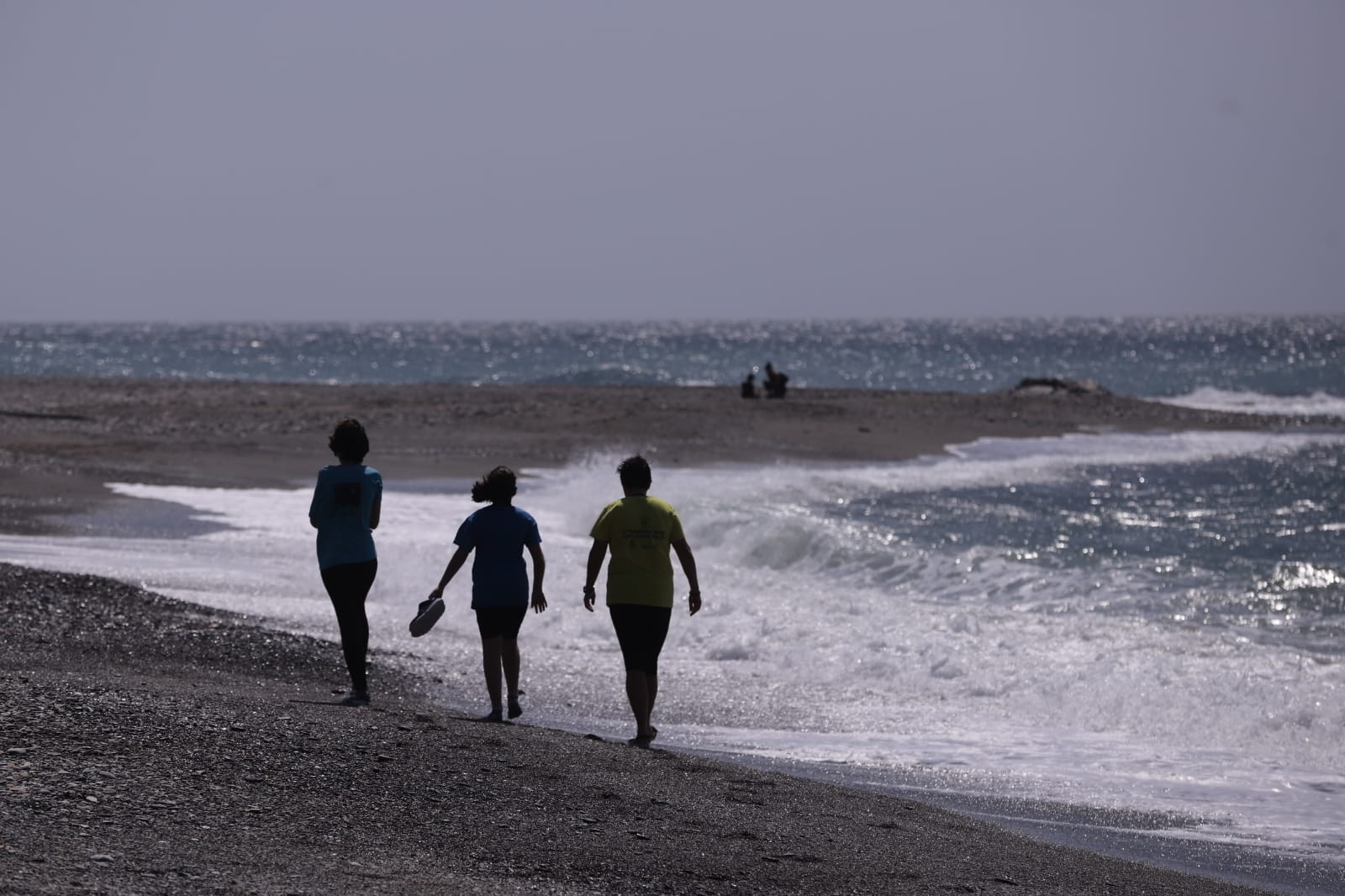Los más pequeños salen con sus bicicletas, juguetes y pelotas en una mañana soleada en la costa granadina