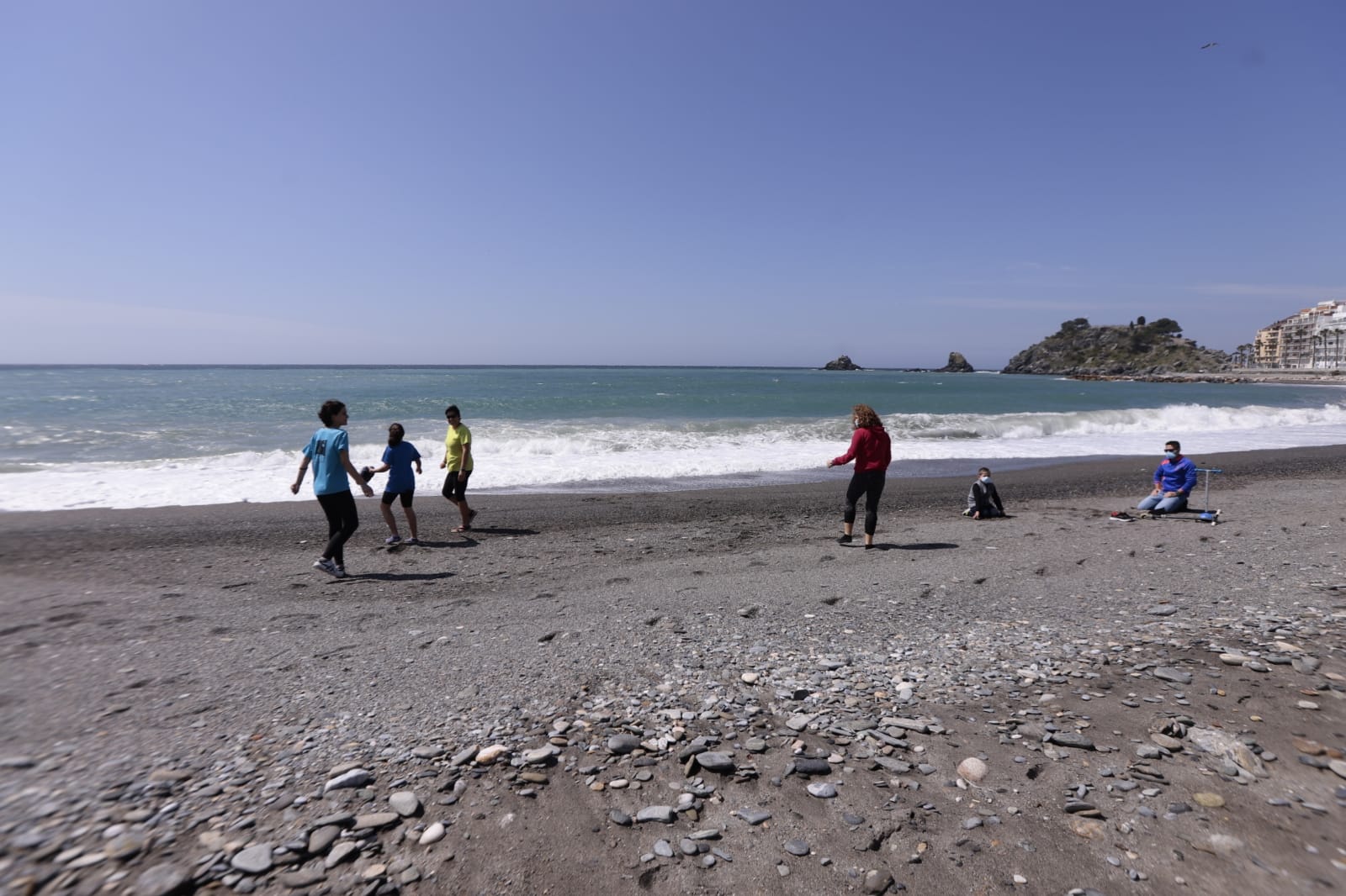 Los más pequeños salen con sus bicicletas, juguetes y pelotas en una mañana soleada en la costa granadina